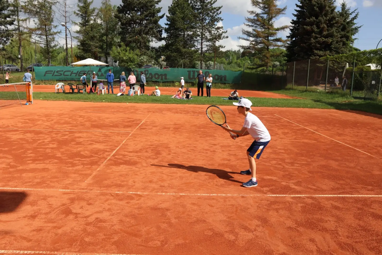Korty ziemne Politechniki Krakowskiej otoczone drzewami